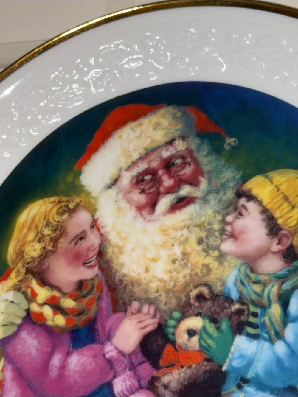 Avon 1999Fine Collectibles Christmas Decorative Plate - 22K Hold Rim.